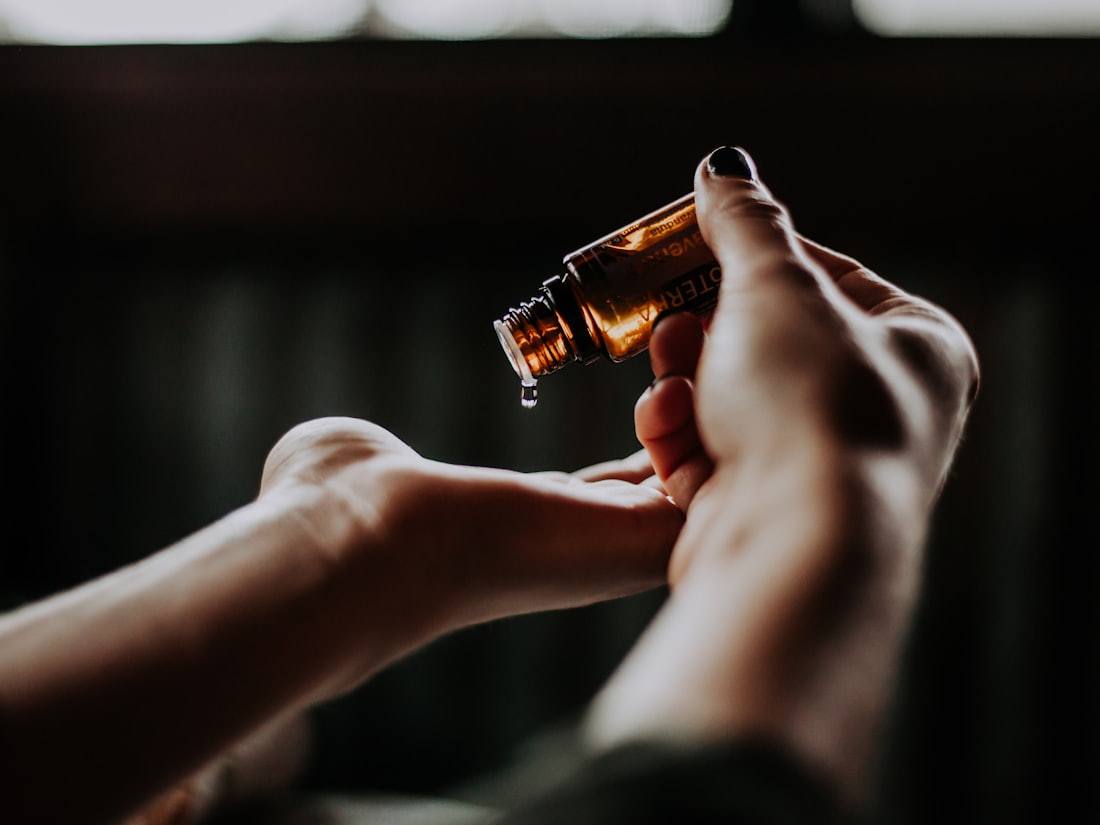 Óleo a ser vertido sobre as mãos antes de uma massagem